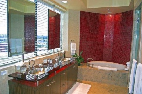 Deca Hotel bathroom